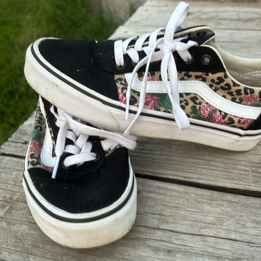Women’s vans sneakers leopard/floral lighy worn in excellent condition size 6.5